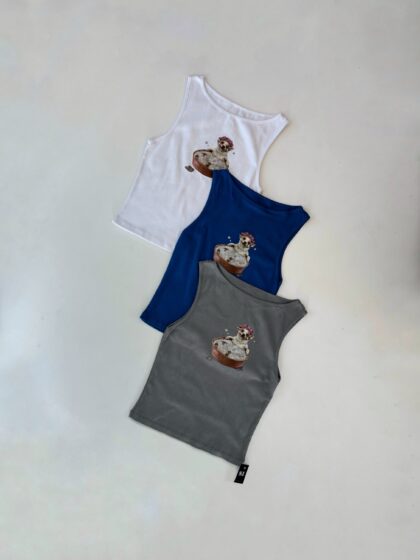 Musculosa perrito bañándose